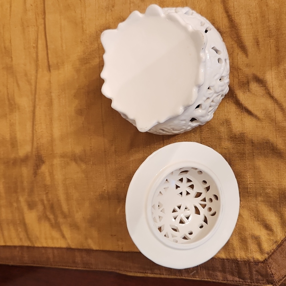 Reticulated potpourri china jar - Picture 3 of 3